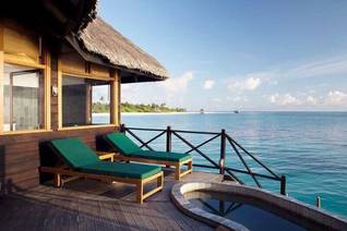 Coco Palm Dhuni Kolhu Wasser Bungalows mit Blick auf Insel