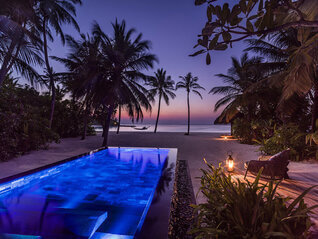 One & Only Reethi Rah Insel Villa mit Pool Nachts