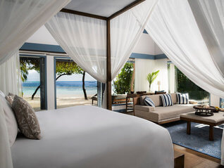 Raffles Maldives Meradhoo Resort Insel Villa Wohnbeispiel Schlaf- und Wohnzimmer