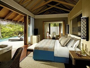 Shangri-La's Villingili Resort und Spa Insel Villa Wohnbeispiel Wohnzimmer mit Pool