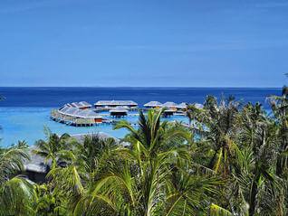 Velaa Private Island mit Blick auf Wasserbungalows