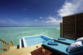 Velassaru Maldives Wasser Bungalows Pool